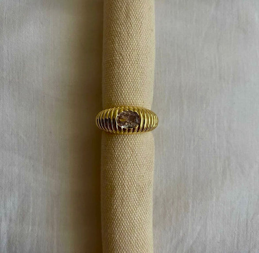 Anillo acero baño oro con circonita, modelo Solitario